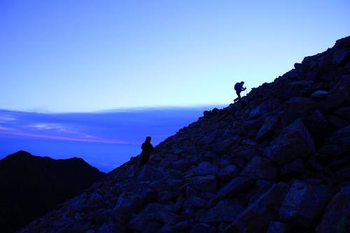 起きたばかりのいきなりの急登がはじまる