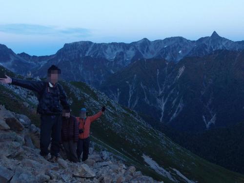 ひでぶーさんから頂いた写真。S嬢は起きたての急登りをハイペースで登って一発でバテバテ息切れ状態。ところがこの後、自分の体調がもっと最悪になることになる