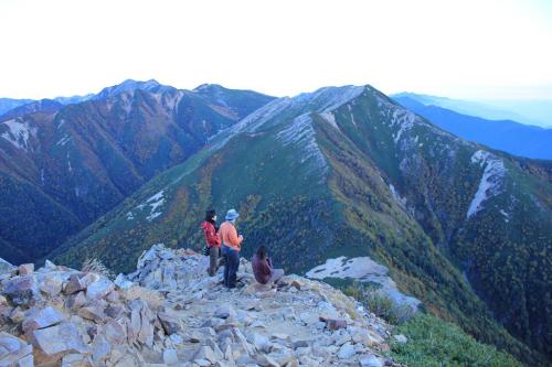 横通岳、大天井岳の向こう側まで見えてきて、結構高いところまで登ってきた