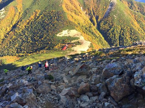 テント場まで見えてるのになかなか着かない。というより、こんなに登ってきてたんや