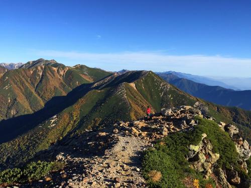 さあ下ります。下り時の大天井ヶ岳側のド迫力な感じはひでぶーさんをモデルにさせてもらいました！