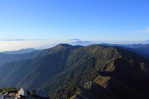 蝶ヶ岳とその向こうに中央アルプス