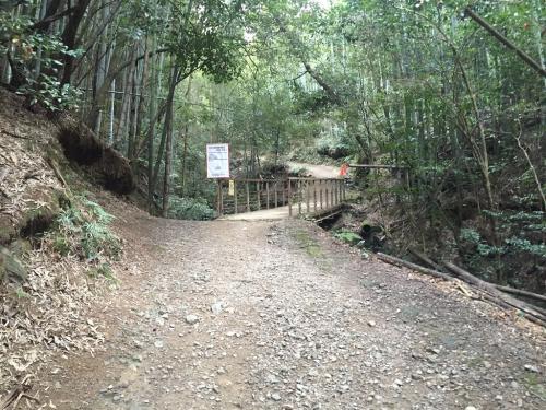 橋を渡ってまっすぐ進む