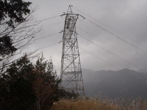 おぉーこの鉄塔はいつもハゲた感じの山の上に見えている二つの鉄塔ではないか！？ここまでの川合道はずっとなだらかだった