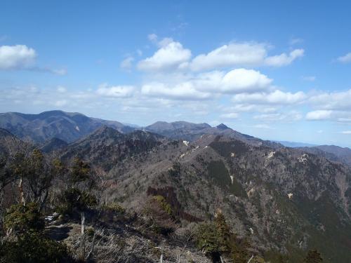 鎌ヶ岳や雨乞岳、左には綿向山まで一望できた