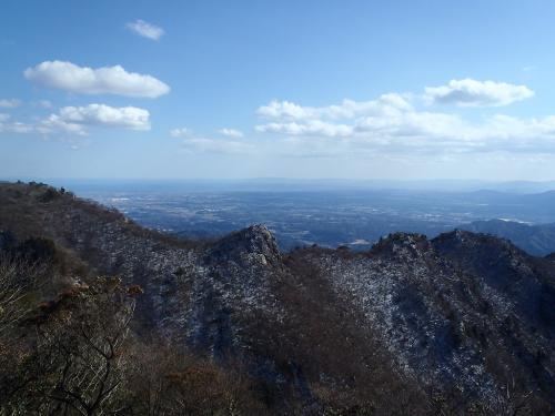 東側を見ると前下った南尾根がハッキリ見えた。吹雪きの中あんな尾根下ったんやね。確かにかなりデンジャーだったことは覚えてるが・・・
