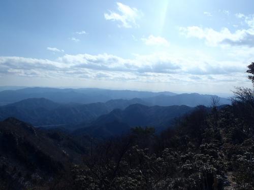 南側はうっすら台高山脈や大峰山脈も見えていた