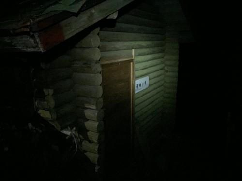 下山時、寒さでiPhoneの電池切れでようやく復活。もうルート終わりかけに避難小屋があった。ちなみにナイトで沢筋ルートはかなりデンジャーだった