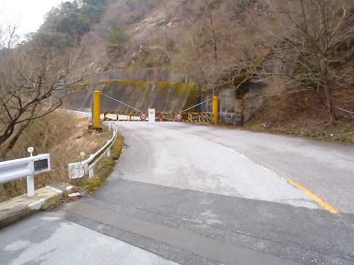 滋賀側からだと土砂崩れのためゲート閉鎖で鞍掛峠までいけない