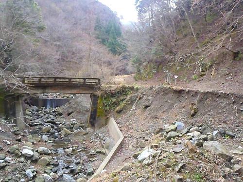 鞍掛峠からの稜線に合流するには橋を渡る。直線はヒルコバ直登。予定ではヒルコバから下山のはずだった