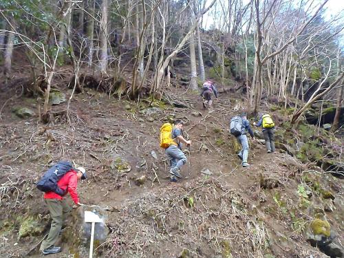 ここから最初の登りがはじまるが急登