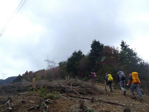 次の鉄塔に向かってさらに進んでいく