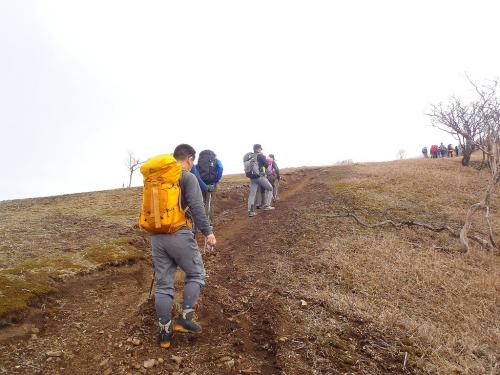 鞍掛峠の稜線にでると一気に視界は開けた