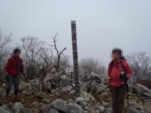 後で到着した嫁とひでぶ～さん。実は一本筋を間違えて旧道のほうから登ってきたようだけど、たしか旧道のほうが楽だったような・・・