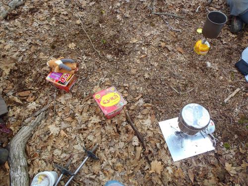 風が強かったので樹林帯の中の風が弱いところで食事。前から買っていたカレー飯と嫁はUFOそばめし