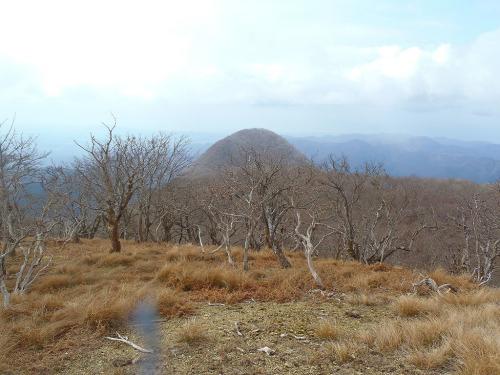 これから向かう鈴ケ岳。谷のほうを降りていくことにする