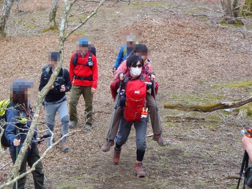 ひでぶ～さんが嫁をおぶって登り始めた。まずひでぶ～さんのこのグラサンとマスクが誘拐犯！？ｗ途中まで登ってたけど、やっぱすごい体力だ！！