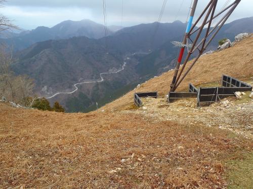この鉄塔後ろ側に巡視路で降りていく