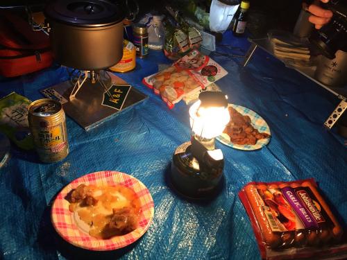 さぁあ、登山好人さんたちと合流したので呑めや歌えの宴会開始！最初にカルビ焼いてつまむ。ちなみに、やっぱ花見はブルーシートでしょうってことで、わざわざ100円のブルーシートを持参して雰囲気完璧！