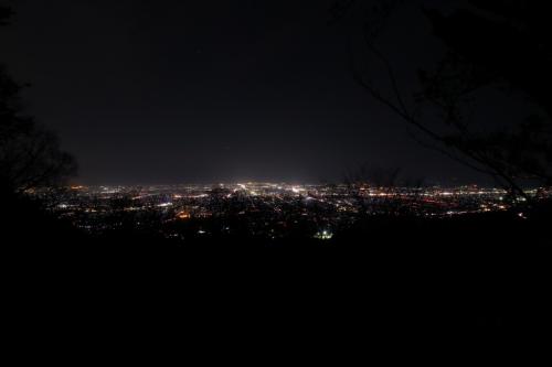 こっちは二上山頂上から奈良側の夜景。樹林がなければかなりいい夜景