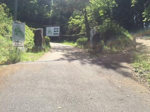 ここから展望台直下までひたすら管理道（舗装道）が続く左側の旧登山道のほうが実はよかった