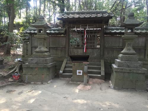 山頂直下にある社