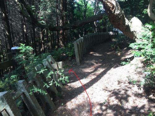 ここを左へ折れる