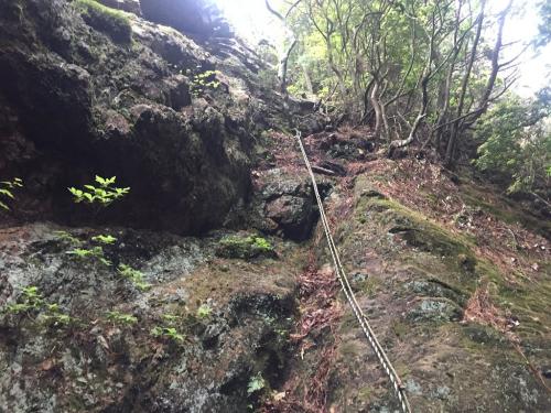 布引滝の真上あたりにこのようなトラロープがあり、ここから岩登りスタート