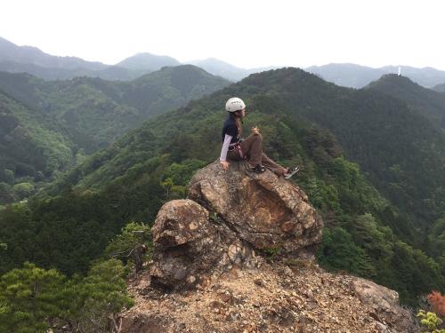 S嬢はビビることなく今年も亀岩に座る