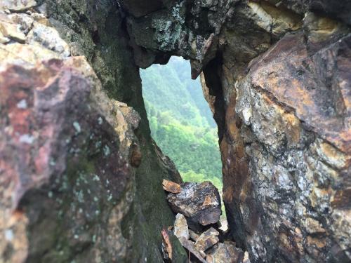 西タツガ岩にこんな穴空いてたかな！？もろくて崩れた！？