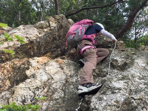 岩場の登りは結構ホールドポイントが高くS嬢がちょい苦戦していた