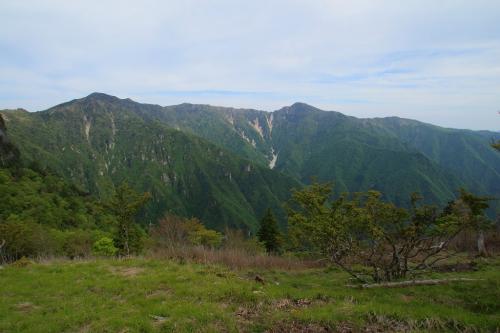 迫力ある岩肌が見える