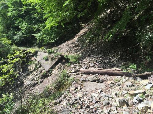 林道はところどころ崩壊しているけどMT自転車でなんとかならなかったものか！？