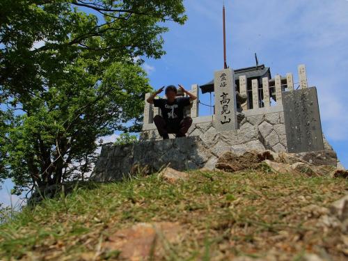 誰もいなくなったすきに祠で記念撮影をする最近は山のポーズ