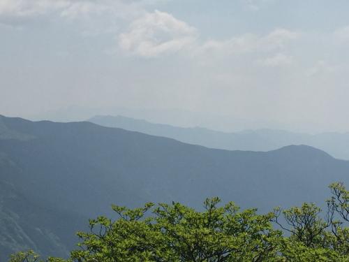 うっすらだけど向こう側に大峰の大普賢岳を望むことができた