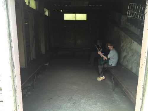 避難小屋を除くと母と嫁が二人して携帯、スマホいじり。外は熱いので中で涼んでいたようだ。とりあえず景色を撮影しにいくことにした