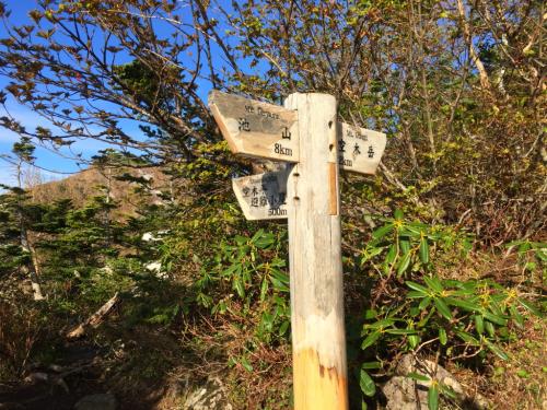 避難小屋との分岐。空木岳まであと2kmだけど、ここからの2kmは距離を感じなかった