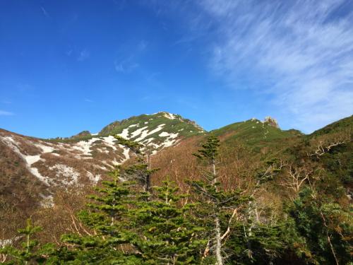 突如と現れた空木岳のピーク。これをみてテンション上昇！