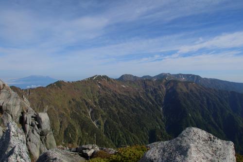 宝剣岳からの縦走路の尾根も見えてきた