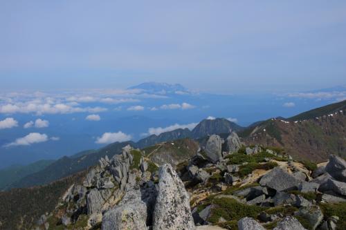 御嶽山アップにすると左側が白くなっていたが、雪ではなく噴火した後の灰がかぶってるのか！？