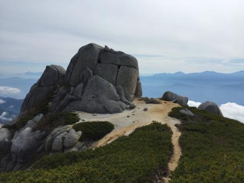 駒石は反対側から見ると迫力あった