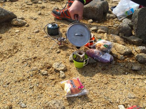 ここでコーヒータイム。ひでぶーさんが持ってきたキリマンジェロのドリップをいただきました。美味かった！このあと、空木岳は雲に覆われてきた