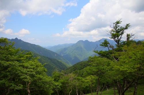 左に鉄山、右にバリゴヤの頭と稲村ヶ岳