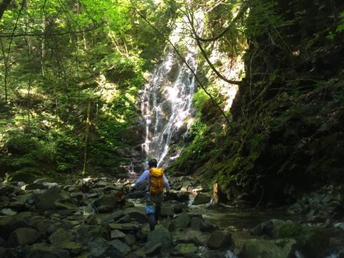 入渓してすぐ神秘的な滝があった