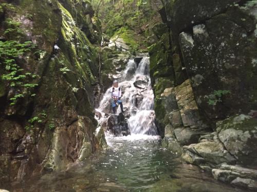 ここは左側をへつって登ります。ドボンッは勘弁！