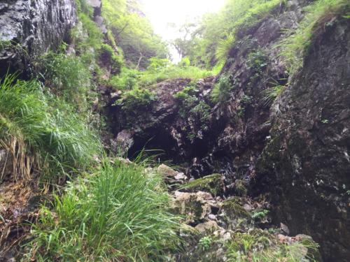 難関ではないが、ちょっとした岩場があり、ここは右から登ると登りやすい