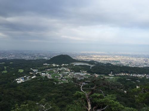 途中の岩上から景色が見えるところがあるけど、う～んちょい霞んでるなぁ