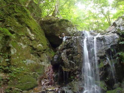 登山好人さんがさっそく登ってポーズ