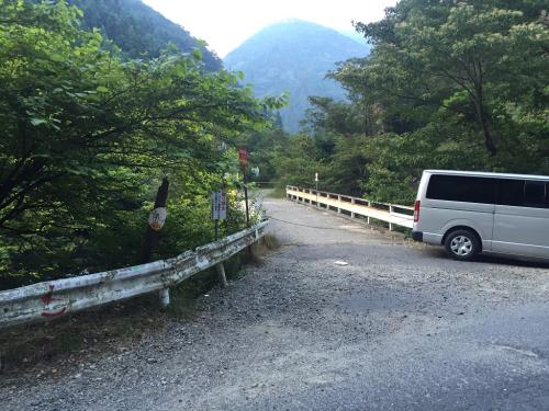 熊渡。今回はトサカ尾根から川迫ダムへ降りていくので、もう一台の車を川迫ダムのところにデポしておきました。