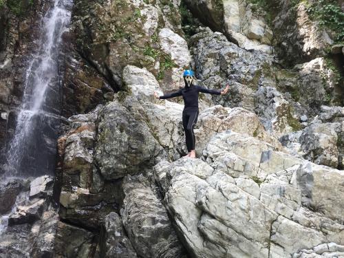 ひでぶーさんが滝壺で飛び込もうと・・・せっかく滝壺まできたんだから飛び込まないとｗ